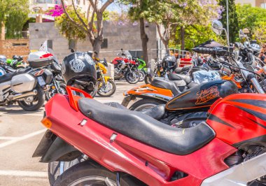 Nerja, İspanya - 10 Haziran 2018 insanlar ve motosiklet motosiklet ralli bir sahil İspanyol kasabasında