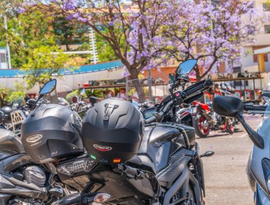 Nerja, İspanya - 10 Haziran 2018 insanlar ve motosiklet motosiklet ralli bir sahil İspanyol kasabasında