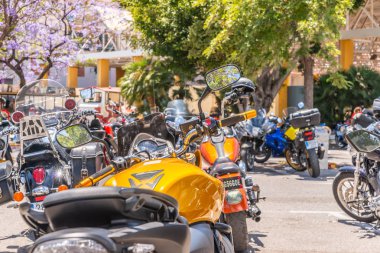 Nerja, İspanya - 10 Haziran 2018 insanlar ve motosiklet motosiklet ralli bir sahil İspanyol kasabasında