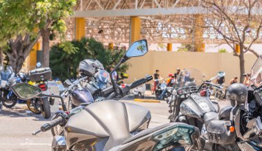 Nerja, İspanya - 10 Haziran 2018 insanlar ve motosiklet motosiklet ralli bir sahil İspanyol kasabasında