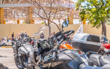 Nerja, İspanya - 10 Haziran 2018 insanlar ve motosiklet motosiklet ralli bir sahil İspanyol kasabasında