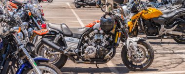 Nerja, İspanya - 10 Haziran 2018 insanlar ve motosiklet motosiklet ralli bir sahil İspanyol kasabasında