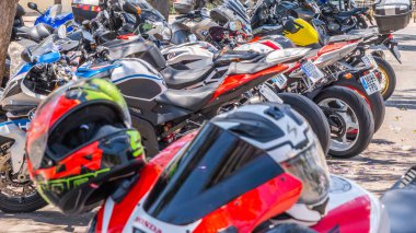 Nerja, İspanya - 10 Haziran 2018 insanlar ve motosiklet motosiklet ralli bir sahil İspanyol kasabasında