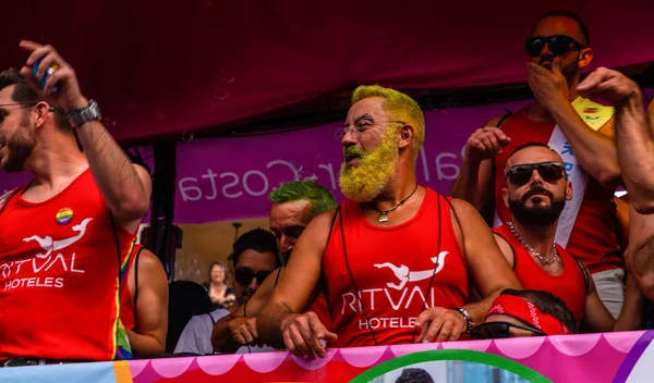 Torremolinos, İspanya - 2 Haziran 2018 Lgbt Mart eşitlik ve hoşgörü Andalucia bir kıyı kasabasında tanıtımı