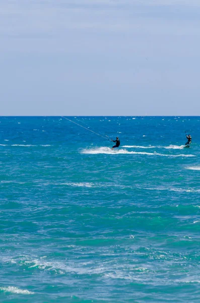 Malaga, İspanya - 25 Mayıs 2018 aktif spor pratik insanlar, güç uçurtma rüzgarlı bir koyda kullanarak sürme dalga