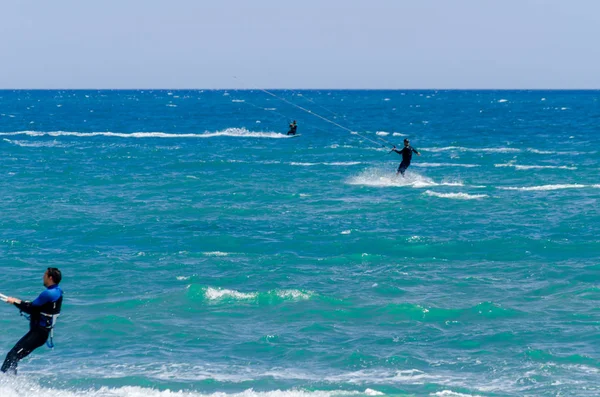 Malaga, İspanya - 25 Mayıs 2018 aktif spor pratik insanlar, güç uçurtma rüzgarlı bir koyda kullanarak sürme dalga