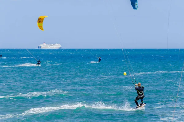 Malaga, İspanya - 25 Mayıs 2018 aktif spor pratik insanlar, güç uçurtma rüzgarlı bir koyda kullanarak sürme dalga