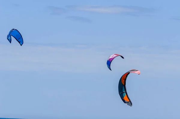 西班牙马拉加 2018年5月25日人们在一个多风的海湾里练习积极的运动 使用电动风筝挥手致意 — 图库照片