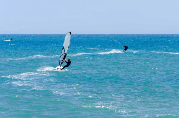 Malaga, İspanya - 25 Mayıs 2018 aktif spor pratik insanlar, güç uçurtma rüzgarlı bir koyda kullanarak sürme dalga