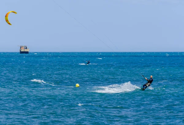 Malaga, İspanya - 25 Mayıs 2018 aktif spor pratik insanlar, güç uçurtma rüzgarlı bir koyda kullanarak sürme dalga