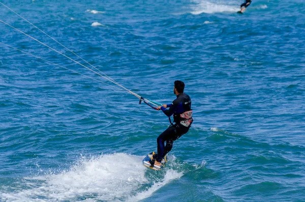 Malaga, İspanya - 25 Mayıs 2018 aktif spor pratik insanlar, güç uçurtma rüzgarlı bir koyda kullanarak sürme dalga