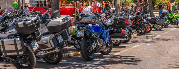 Nerja, İspanya - 10 Haziran 2018 insanlar ve motosiklet motosiklet ralli bir sahil İspanyol kasabasında