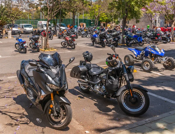 Nerja, İspanya - 10 Haziran 2018 insanlar ve motosiklet motosiklet ralli bir sahil İspanyol kasabasında