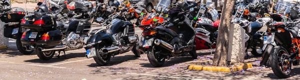 Nerja, İspanya - 10 Haziran 2018 insanlar ve motosiklet motosiklet ralli bir sahil İspanyol kasabasında