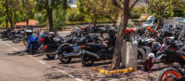 Nerja, İspanya - 10 Haziran 2018 insanlar ve motosiklet motosiklet ralli bir sahil İspanyol kasabasında