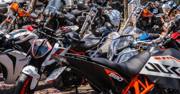 Nerja, İspanya - 10 Haziran 2018 insanlar ve motosiklet motosiklet ralli bir sahil İspanyol kasabasında