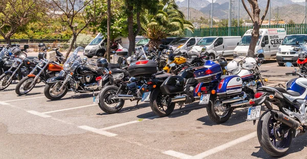 Nerja, İspanya - 10 Haziran 2018 insanlar ve motosiklet motosiklet ralli bir sahil İspanyol kasabasında