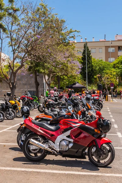 Nerja, İspanya - 10 Haziran 2018 insanlar ve motosiklet motosiklet ralli bir sahil İspanyol kasabasında