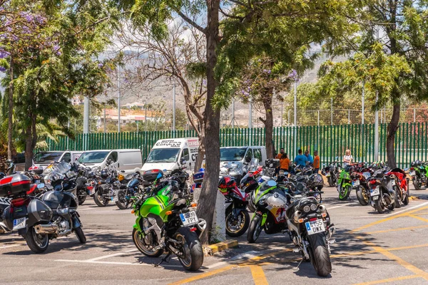 Nerja, İspanya - 10 Haziran 2018 insanlar ve motosiklet motosiklet ralli bir sahil İspanyol kasabasında