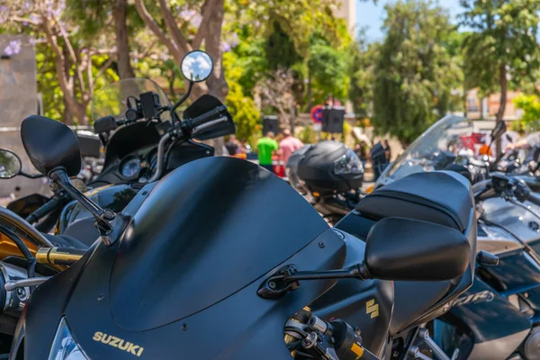 Nerja, İspanya - 10 Haziran 2018 insanlar ve motosiklet motosiklet ralli bir sahil İspanyol kasabasında