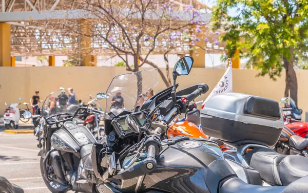 Nerja, İspanya - 10 Haziran 2018 insanlar ve motosiklet motosiklet ralli bir sahil İspanyol kasabasında