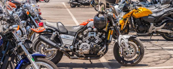 Nerja, İspanya - 10 Haziran 2018 insanlar ve motosiklet motosiklet ralli bir sahil İspanyol kasabasında