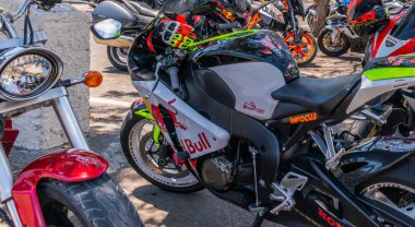 Nerja, İspanya - 10 Haziran 2018 insanlar ve motosiklet motosiklet ralli bir sahil İspanyol kasabasında