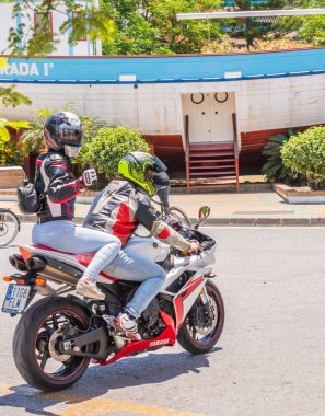 Nerja, İspanya - 10 Haziran 2018 insanlar ve motosiklet motosiklet ralli bir sahil İspanyol kasabasında