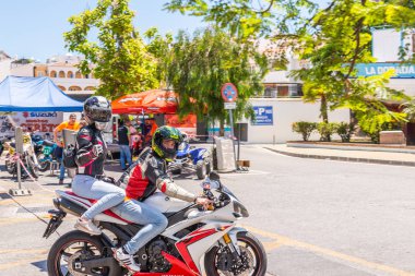 Nerja, İspanya - 10 Haziran 2018 insanlar ve motosiklet motosiklet ralli bir sahil İspanyol kasabasında