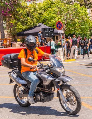 Nerja, İspanya - 10 Haziran 2018 insanlar ve motosiklet motosiklet ralli bir sahil İspanyol kasabasında