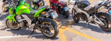 Nerja, İspanya - 10 Haziran 2018 insanlar ve motosiklet motosiklet ralli bir sahil İspanyol kasabasında