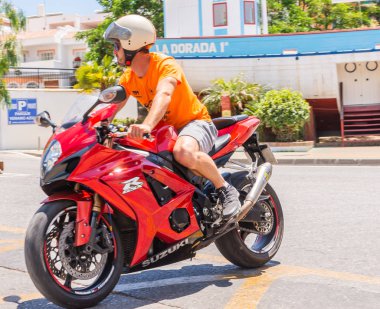 Nerja, İspanya - 10 Haziran 2018 insanlar ve motosiklet motosiklet ralli bir sahil İspanyol kasabasında