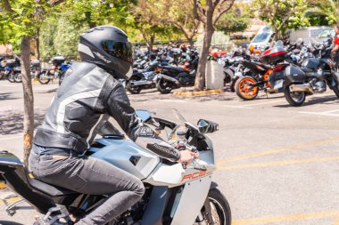 Nerja, İspanya - 10 Haziran 2018 insanlar ve motosiklet motosiklet ralli bir sahil İspanyol kasabasında