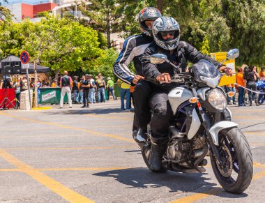 Nerja, İspanya - 10 Haziran 2018 insanlar ve motosiklet motosiklet ralli bir sahil İspanyol kasabasında