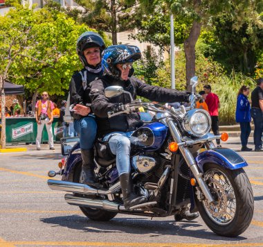 Nerja, İspanya - 10 Haziran 2018 insanlar ve motosiklet motosiklet ralli bir sahil İspanyol kasabasında
