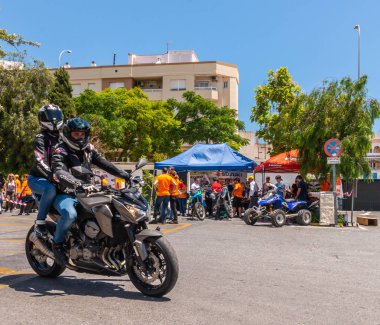 Nerja, İspanya - 10 Haziran 2018 insanlar ve motosiklet motosiklet ralli bir sahil İspanyol kasabasında