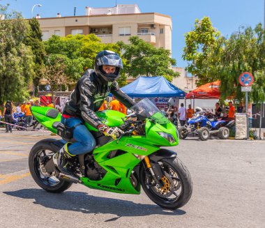 Nerja, İspanya - 10 Haziran 2018 insanlar ve motosiklet motosiklet ralli bir sahil İspanyol kasabasında