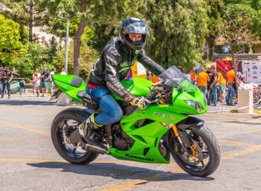 Nerja, İspanya - 10 Haziran 2018 insanlar ve motosiklet motosiklet ralli bir sahil İspanyol kasabasında