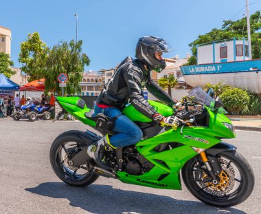 Nerja, İspanya - 10 Haziran 2018 insanlar ve motosiklet motosiklet ralli bir sahil İspanyol kasabasında