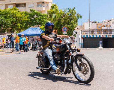 Nerja, İspanya - 10 Haziran 2018 insanlar ve motosiklet motosiklet ralli bir sahil İspanyol kasabasında