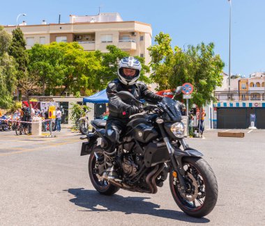 Nerja, İspanya - 10 Haziran 2018 insanlar ve motosiklet motosiklet ralli bir sahil İspanyol kasabasında