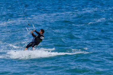 Malaga, İspanya - 25 Mayıs 2018 aktif spor pratik insanlar, güç uçurtma rüzgarlı bir koyda kullanarak sürme dalga