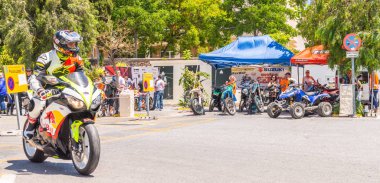 Nerja, İspanya - 10 Haziran 2018 insanlar ve motosiklet motosiklet ralli bir sahil İspanyol kasabasında