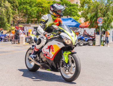 Nerja, İspanya - 10 Haziran 2018 insanlar ve motosiklet motosiklet ralli bir sahil İspanyol kasabasında
