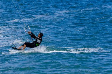 Malaga, İspanya - 25 Mayıs 2018 aktif spor pratik insanlar, güç uçurtma rüzgarlı bir koyda kullanarak sürme dalga