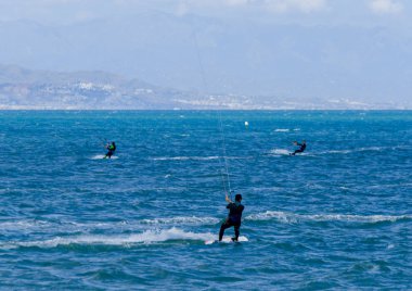 Malaga, İspanya - 25 Mayıs 2018 aktif spor pratik insanlar, güç uçurtma rüzgarlı bir koyda kullanarak sürme dalga