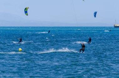 Malaga, İspanya - 25 Mayıs 2018 aktif spor pratik insanlar, güç uçurtma rüzgarlı bir koyda kullanarak sürme dalga