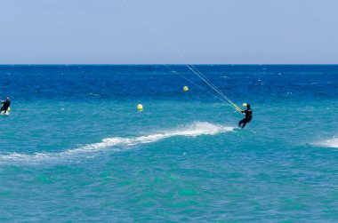 Malaga, İspanya - 25 Mayıs 2018 aktif spor pratik insanlar, güç uçurtma rüzgarlı bir koyda kullanarak sürme dalga