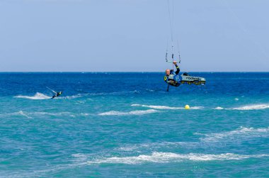 Malaga, İspanya - 25 Mayıs 2018 aktif spor pratik insanlar, güç uçurtma rüzgarlı bir koyda kullanarak sürme dalga