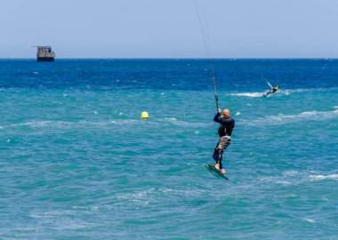 Malaga, İspanya - 25 Mayıs 2018 aktif spor pratik insanlar, güç uçurtma rüzgarlı bir koyda kullanarak sürme dalga